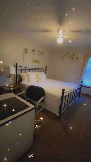 B1 Guest House Hope Mills Экстерьер фото