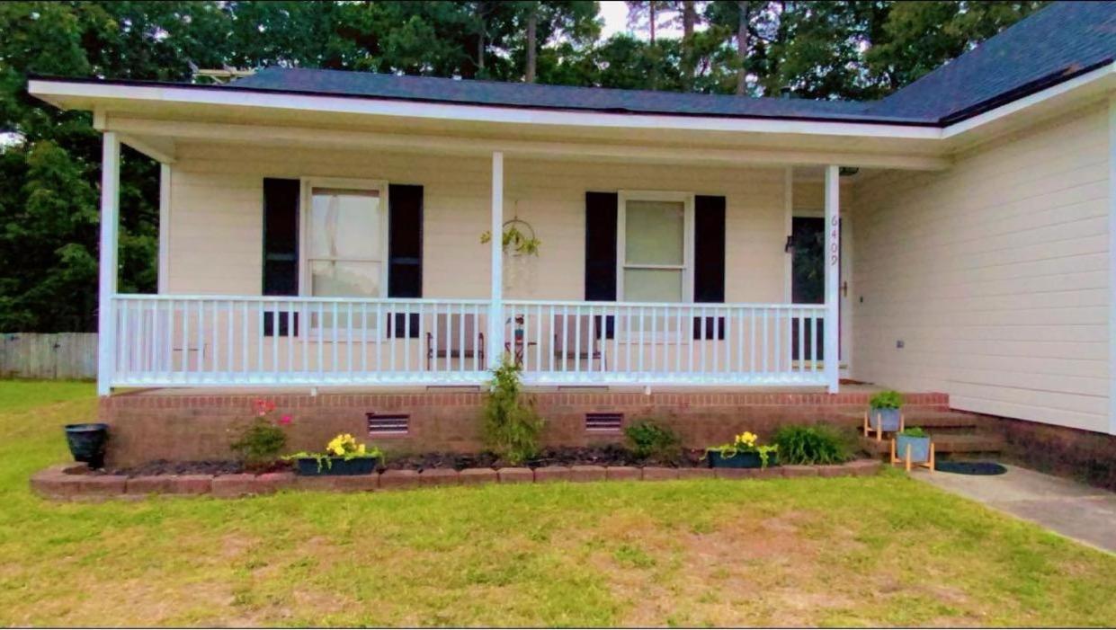 B1 Guest House Hope Mills Экстерьер фото
